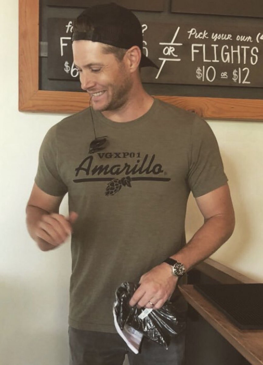 jensen ackles wearing a backwards baseball cap - thread