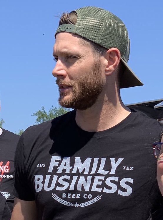 jensen ackles wearing a backwards baseball cap - thread