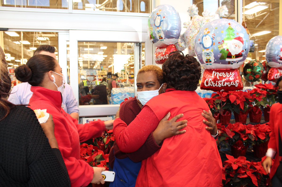 GrizzCommunity's tweet photo. Yesterday, on behalf of @jarenjacksonjr , we celebrated 13 Essential Workers by filling their homes with our Appreciation, Food & of course Presents.
.
.
To our Unsung Heroes: Thank You 💙
#GrizzTheSeason #MuchRequired https://t.co/vTvCIwVpPS