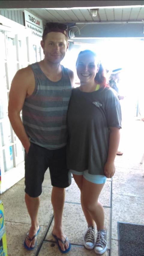 jensen ackles wearing a backwards baseball cap - thread