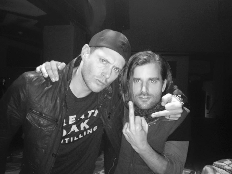 jensen ackles wearing a backwards baseball cap - thread