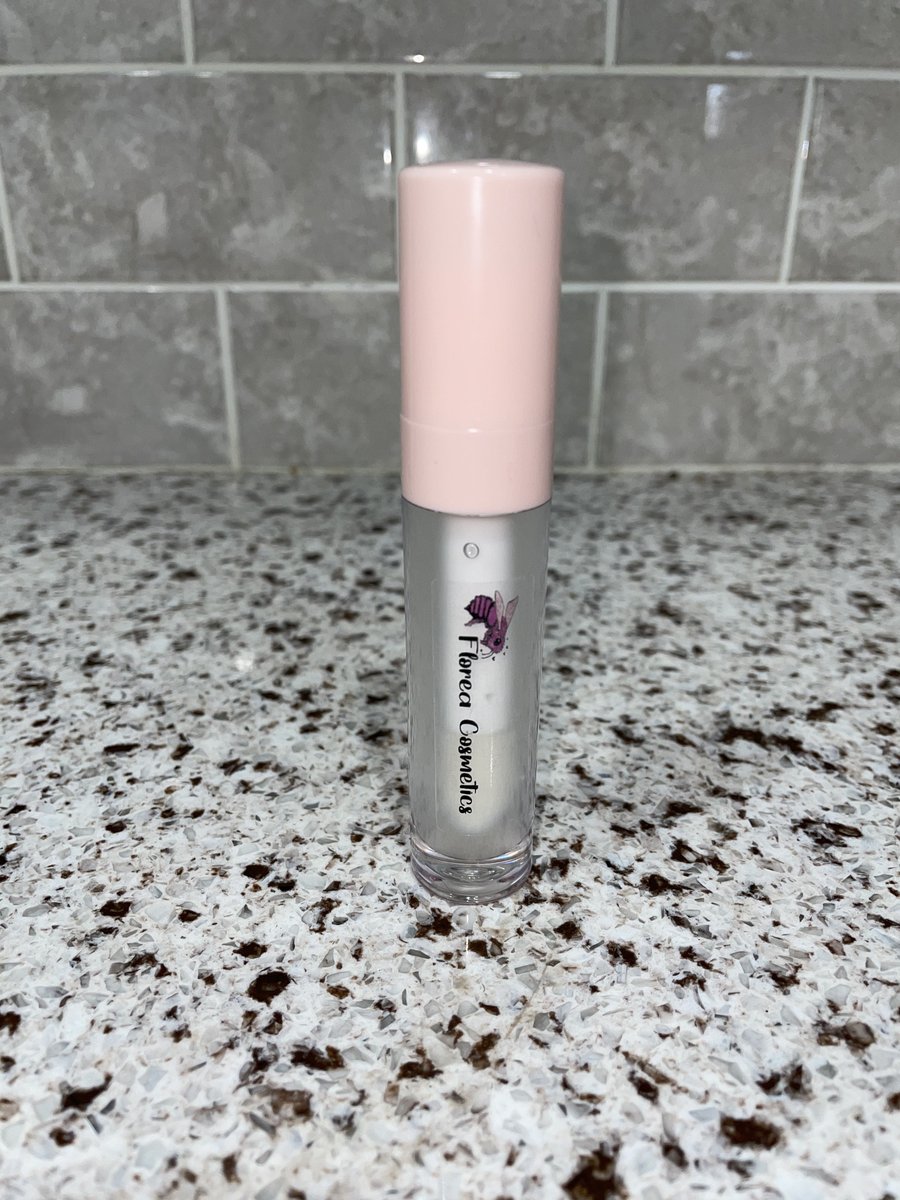 Bestie is a gloss that will never let you down! Simple, non-sticky, long lasting and no scent this is a gloss for everyone!

#smallbusiness #blackownedcosmetics #blackownedbusiness #lipglossbusiness #lipgloss