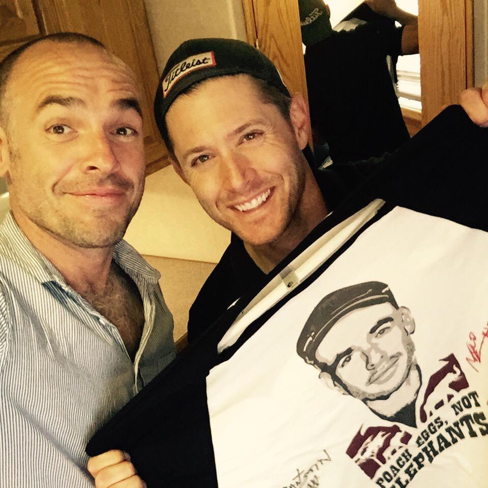 jensen ackles wearing a backwards baseball cap - thread