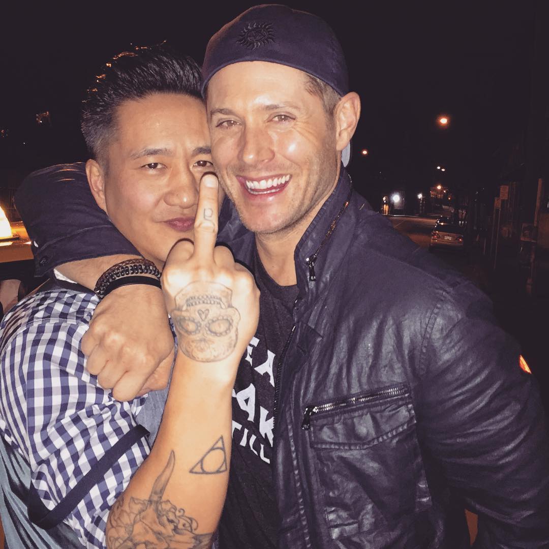 jensen ackles wearing a backwards baseball cap - thread