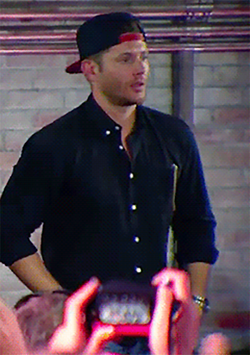 jensen ackles wearing a backwards baseball cap - thread