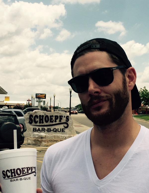 jensen ackles wearing a backwards baseball cap - thread