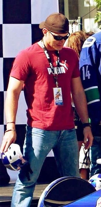 jensen ackles wearing a backwards baseball cap - thread