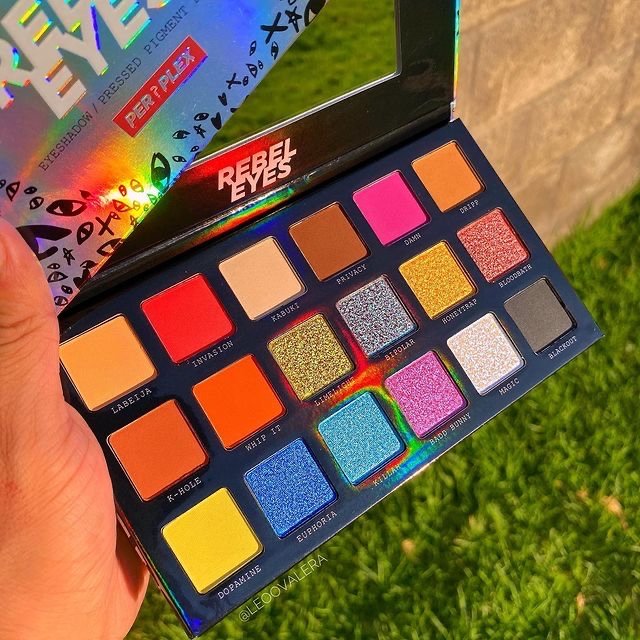perplexbeauty's tweet image. 🎶SANTA BABY, JUST SLIP A PALETTE UNDER THE TREE FOR ME🎶 3 days till Christmas and we think our Rebel Eyes Eyeshadow Palette would look FABULOUS under the tree 😉🎄
——
📸: @tienda.leoovalera
————
#perplex #makeup #eyeshadow #glow #highlighter #flatlay #make