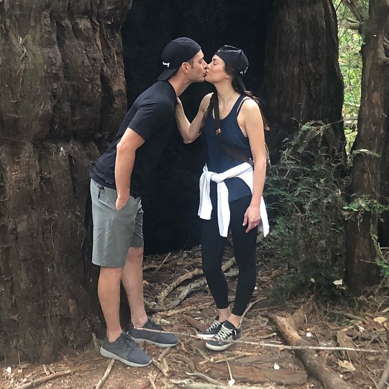 jensen ackles wearing a backwards baseball cap - thread