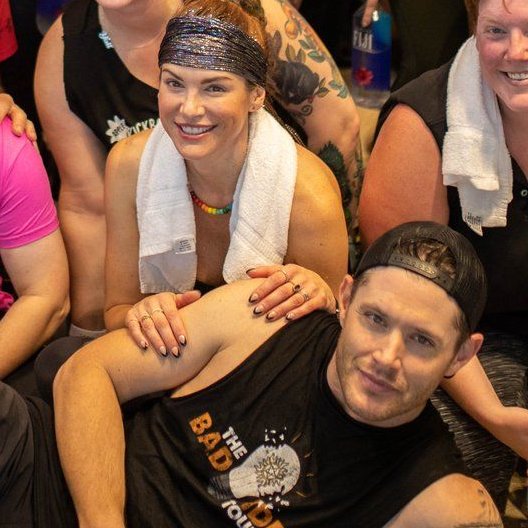 jensen ackles wearing a backwards baseball cap - thread