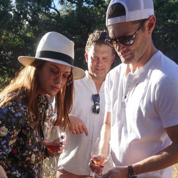 jensen ackles wearing a backwards baseball cap - thread