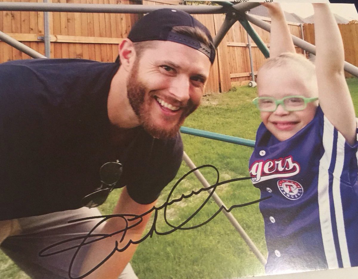 jensen ackles wearing a backwards baseball cap - thread