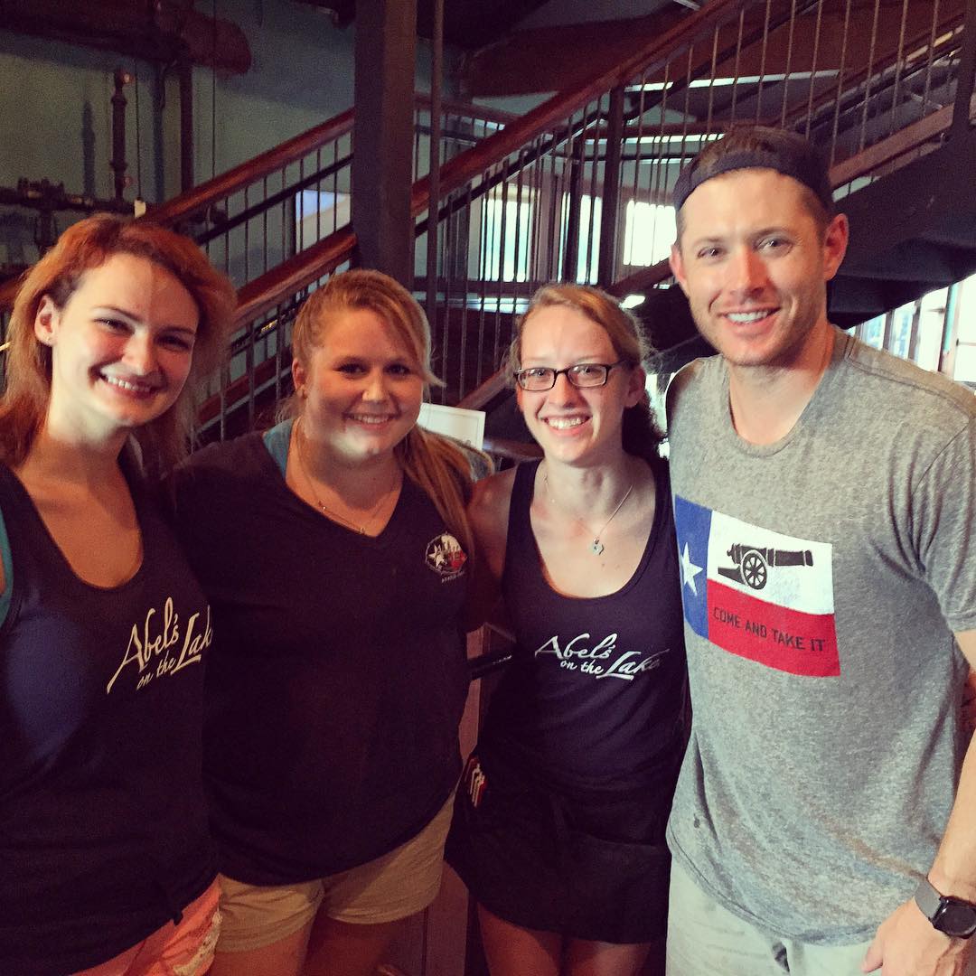 jensen ackles wearing a backwards baseball cap - thread