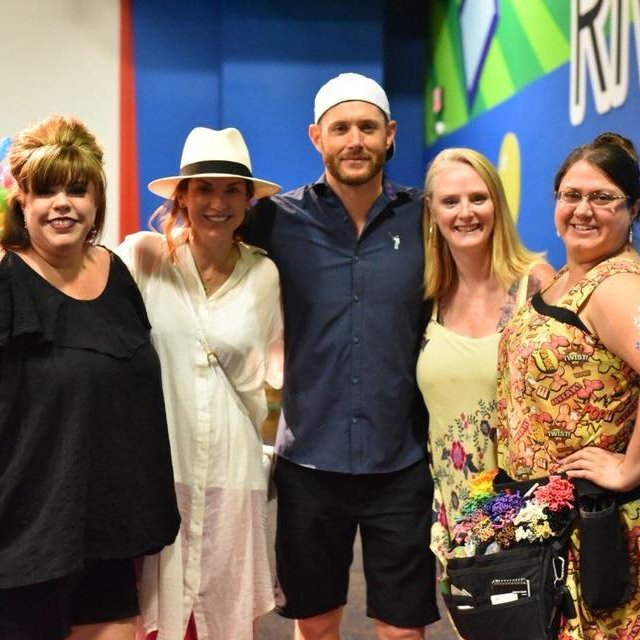 jensen ackles wearing a backwards baseball cap - thread