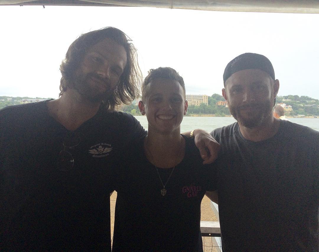 jensen ackles wearing a backwards baseball cap - thread