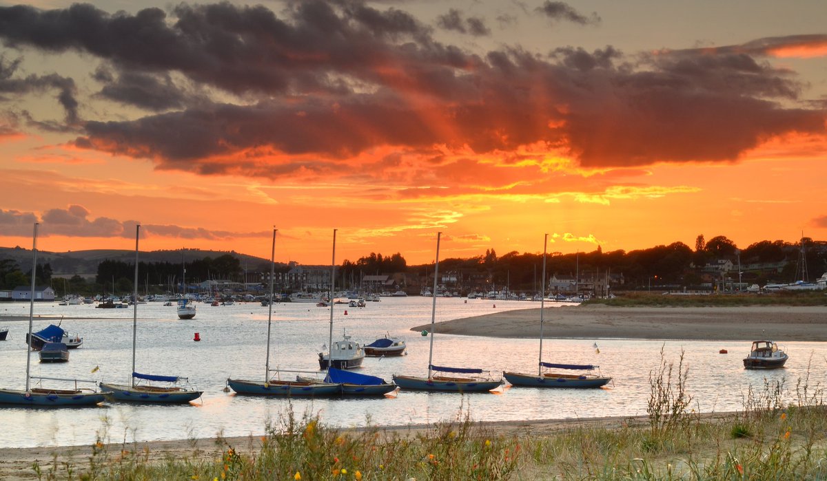 VisitIOW's tweet photo. Here's a moody sunset from Bembridge Harbour for your Wednesday night viewing.🧡

🖱 Click image to view in full
#TheIslandIsWaiting #IsleofWight #IOW #SupportIOW #LoveGreatBritain https://t.co/AA1gVOQw7B