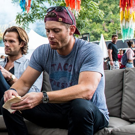 jensen ackles wearing a backwards baseball cap - thread