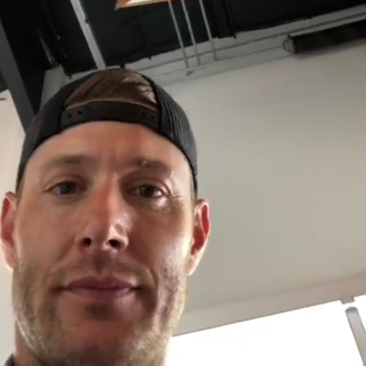 jensen ackles wearing a backwards baseball cap - thread