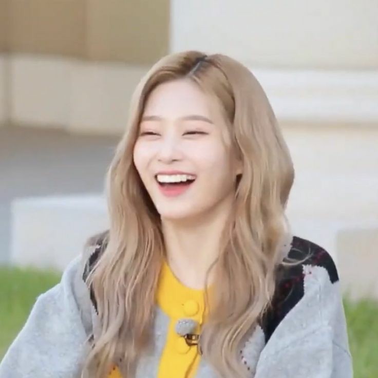 OMG LOOK AT HER SMILE