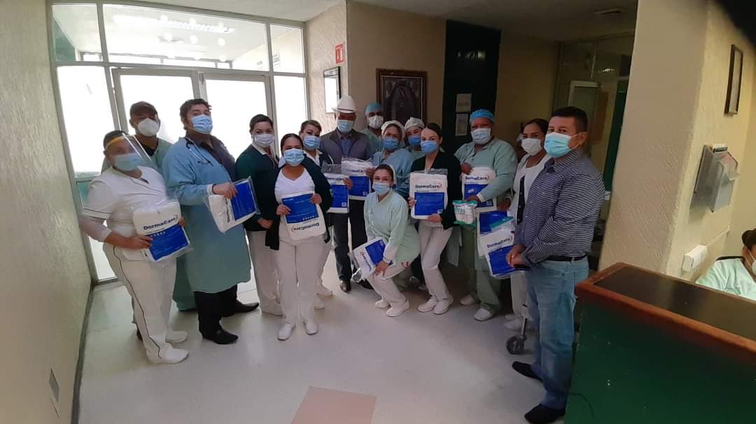 El Presidente Municipal <a href="/RamonDiazN21/">Ramón Díaz Nieblas</a> realizó entrega de overoles y cubrebocas a personal del <a href="/Tu_IMSS/">IMSS </a> apoyando al cuidado del personal que está en la primer línea de batalla contra el #Covid19 #EstamosTrabajando ¡Con Acciones Que Dan Resultados!