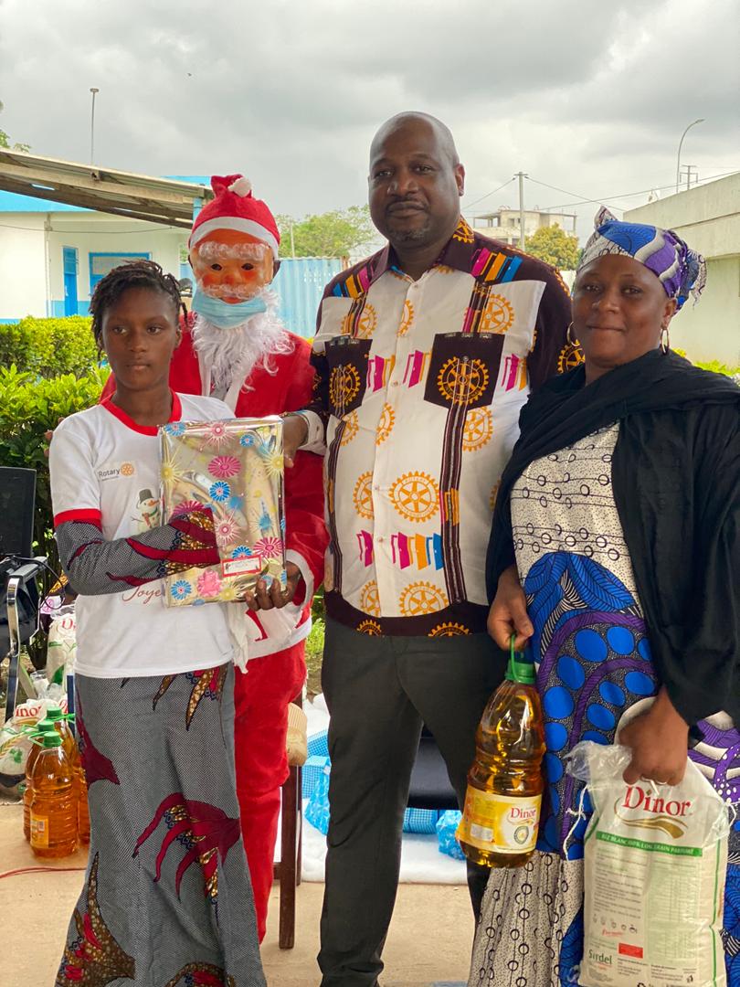 RotaryAbjCocody's tweet photo. Noel avec les enfants du centre de réadaptation physique "Vivre Debout" logé au sein du Chu de Yopougon. Un centre avec lequel le Rotary Abidjan Cocody est partenaire depuis 10 ans... https://t.co/jSlpm9nmh5