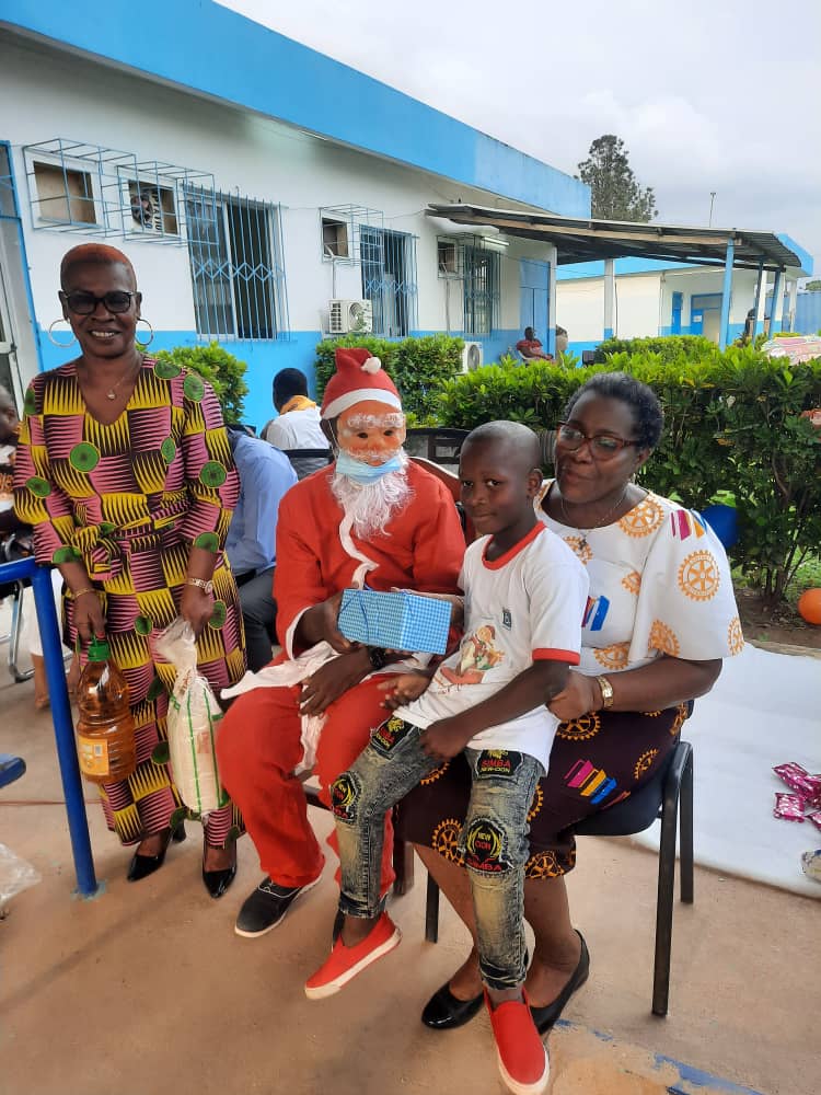 RotaryAbjCocody's tweet photo. Noel avec les enfants du centre de réadaptation physique "Vivre Debout" logé au sein du Chu de Yopougon. Un centre avec lequel le Rotary Abidjan Cocody est partenaire depuis 10 ans... https://t.co/jSlpm9nmh5