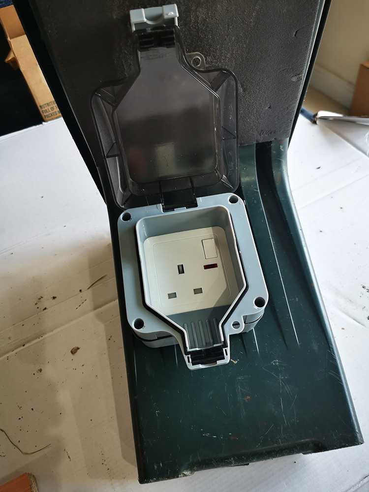 DDayCenter's tweet image. Waterproof enclosure screwed to the side of the garden kneeler and scrap of wood screwed to the underside. @Reolink camera mounted to the wood. Camera is PoE so enclosure is just used to keep network connection dry outside. #reolinkcaptures