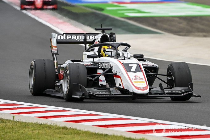 F3BritishVerse's tweet photo. BANDEIRADA! 🏁
MARKO ASMER VENCE A MAIN-RACE DA MASTERS OF F3 DE 2008! 🇪🇪
Completando o pódio, temos @Dillmito (@PREMA_Racing) e @EricssonF1verse (@LamborghiniF3).
#MastersF3 | #F1V https://t.co/YRgHWLjExO