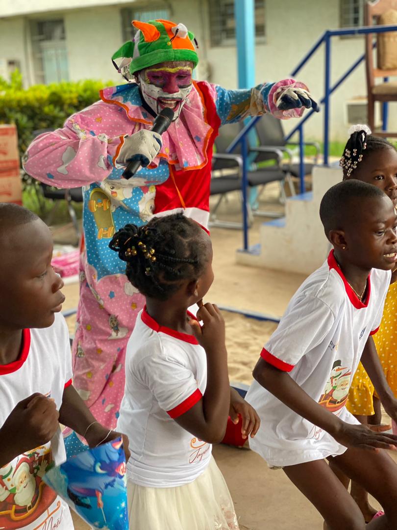 RotaryAbjCocody's tweet photo. Noel avec les enfants du centre de réadaptation physique "Vivre Debout" logé au sein du Chu de Yopougon. Un centre avec lequel le Rotary Abidjan Cocody est partenaire depuis 10 ans... https://t.co/jSlpm9nmh5