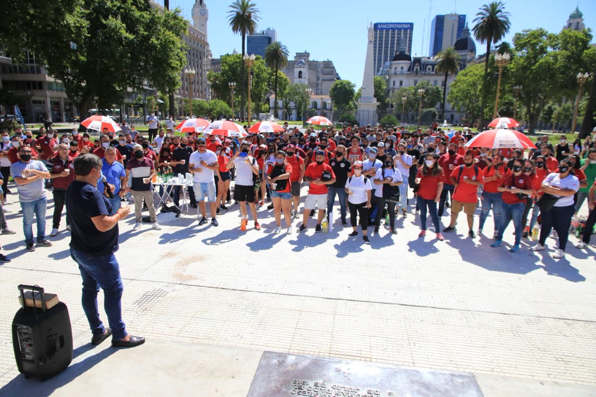 🛒💪La agrupación mercantil #GranateMorada realizó un brindis de despedida del año en plaza de Mayo encabezado por Ramón Muerza junto delegados delegadas y activistas.

#comercio
#findeaño
#BuenMiercoles 
#sec