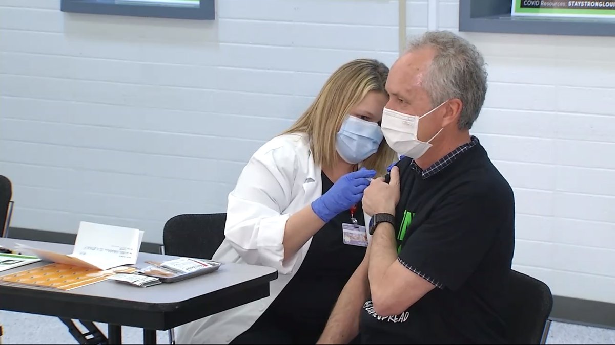 WDRBWAVE's tweet photo. JUST IN: Dr. Sarah Moyer, Louisville Mayor Greg Fischer -- and even Santa Claus -- just received their COVID-19 vaccinations. #sleevesup @DrSarahMoyer @louisvillemayor https://t.co/krpnsC2XUe