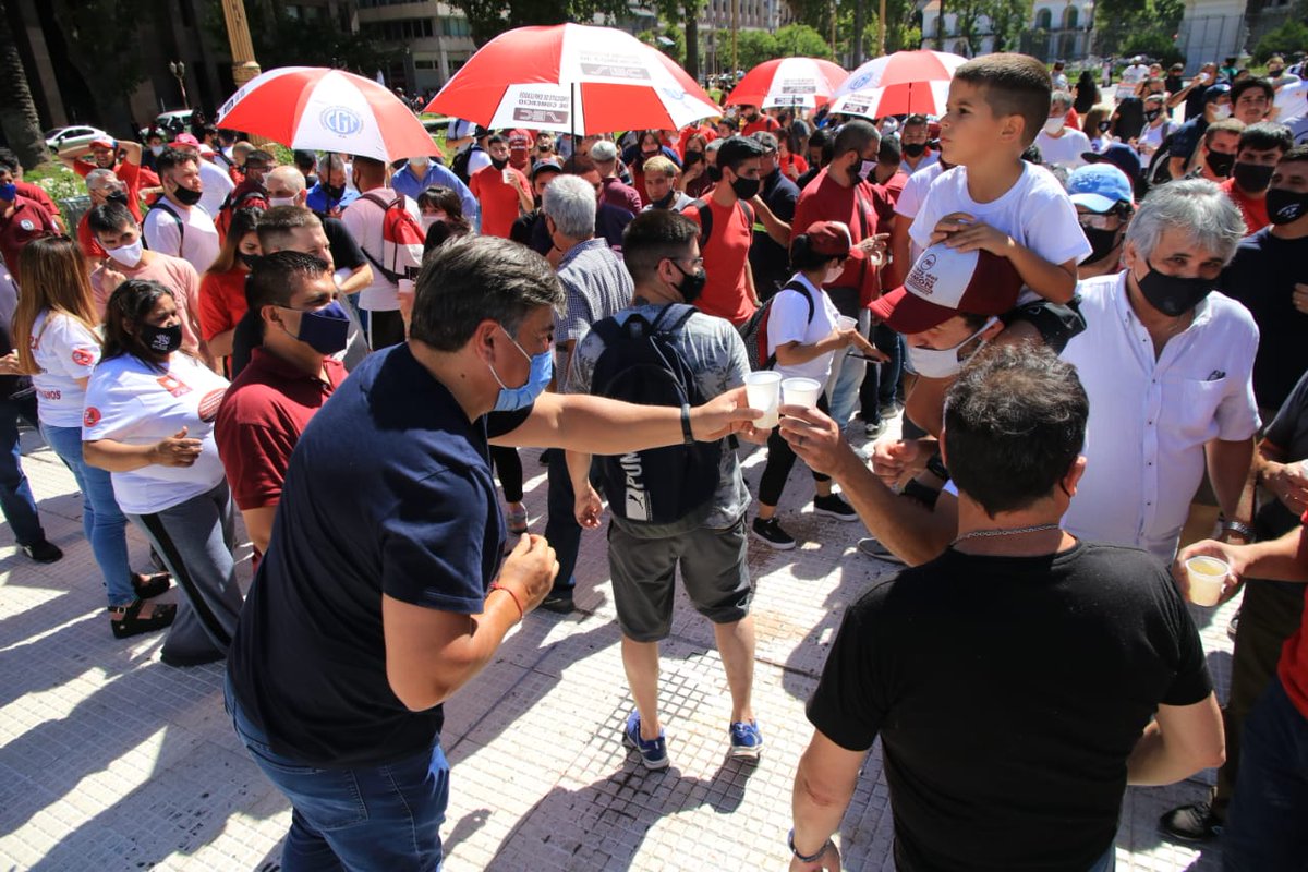 #AHORA brindis en Plaza de Mayo de la Agrupación #Granatemorada encabezada por Ramón Muerza uno de los principales opositores a Cavallieri en el sindicato de Comercio. <a href="/MuerzaRamon/">Ramon Muerza</a>