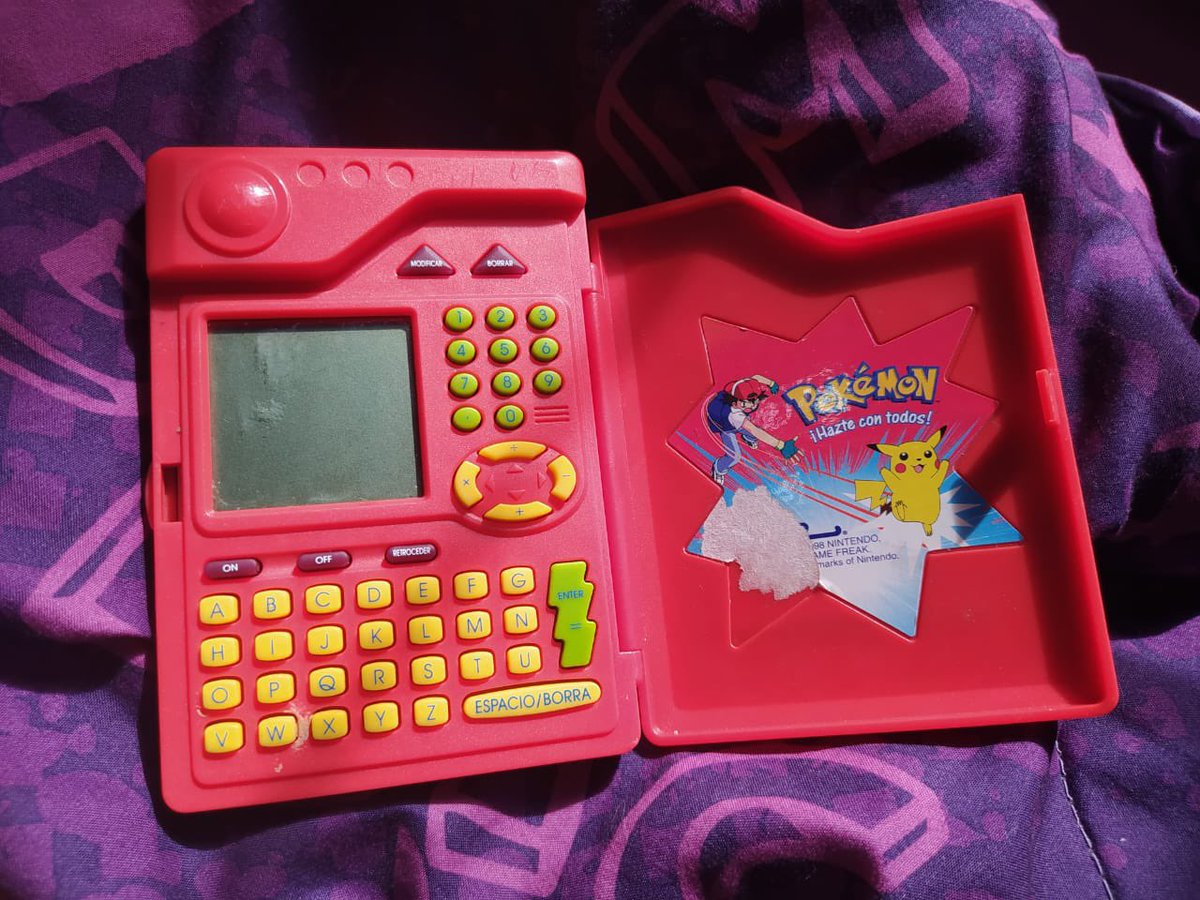 ashtractive's tweet photo. no tengo cartas pero tengo una pokédex pochita del año 98 que no vale mucha plata pero sí tiene muchísimo valor emocional <3
#PokemonRubius #PokeRubius https://t.co/bbEpxQAuVx