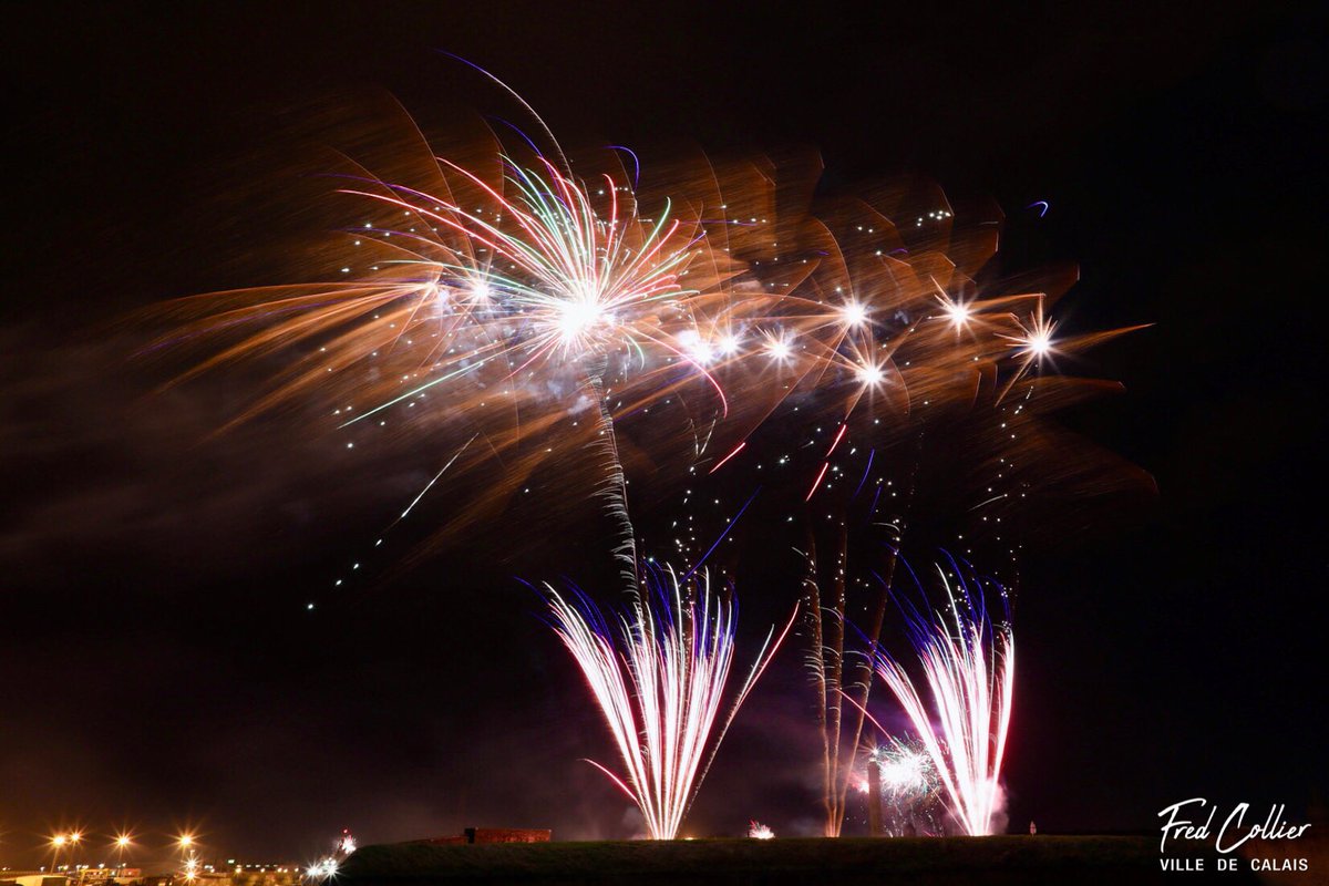 CollierFred's tweet photo. Mission réussie ! Pour préserver l’esprit de Noël malgré la situation actuelle, la Ville de Calais a relevé, ce soir, le défi d’offrir aux Calaisiennes et Calaisiens 15 feux d’artifices tirés simultanément sur autant de sites disséminés dans toute la ville ! @CalaisOfficiel https://t.co/zbRtPqErxC