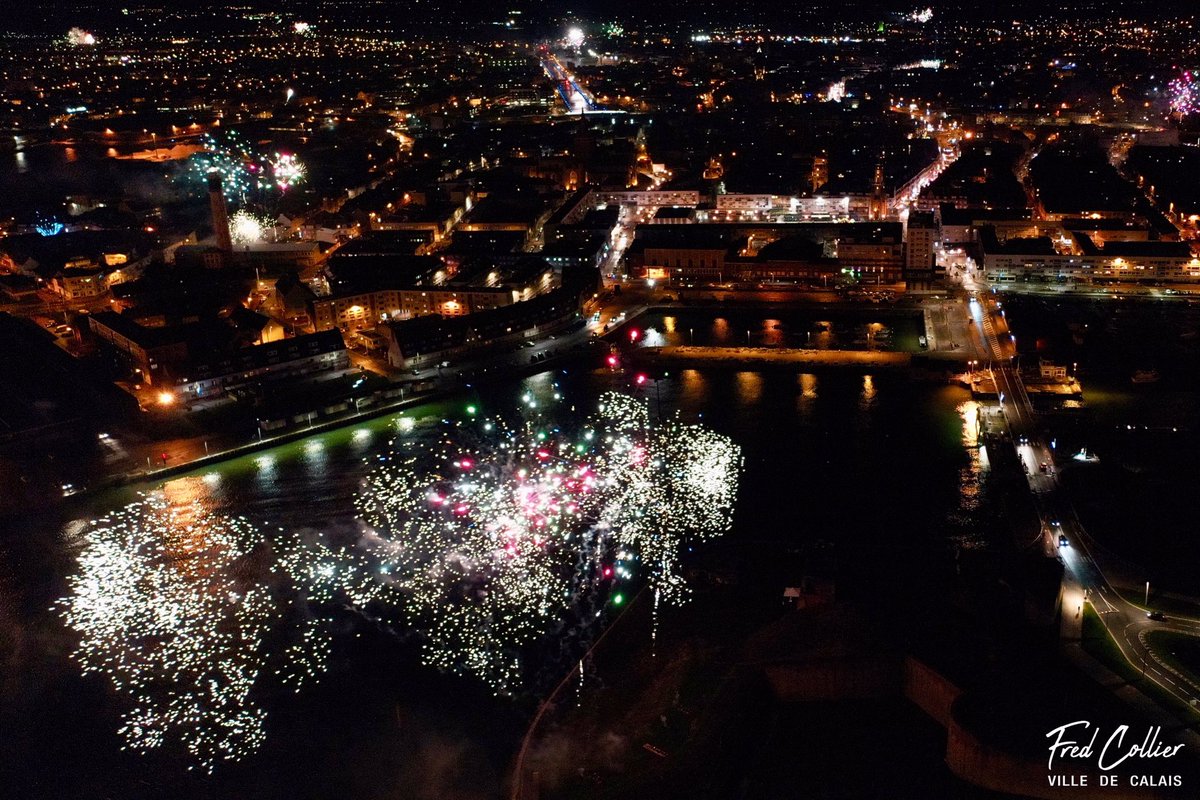 CollierFred's tweet photo. Mission réussie ! Pour préserver l’esprit de Noël malgré la situation actuelle, la Ville de Calais a relevé, ce soir, le défi d’offrir aux Calaisiennes et Calaisiens 15 feux d’artifices tirés simultanément sur autant de sites disséminés dans toute la ville ! @CalaisOfficiel https://t.co/zbRtPqErxC