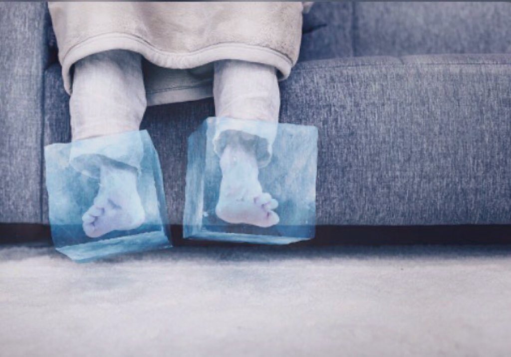 kat kat giyinirim ve buna rağmen;