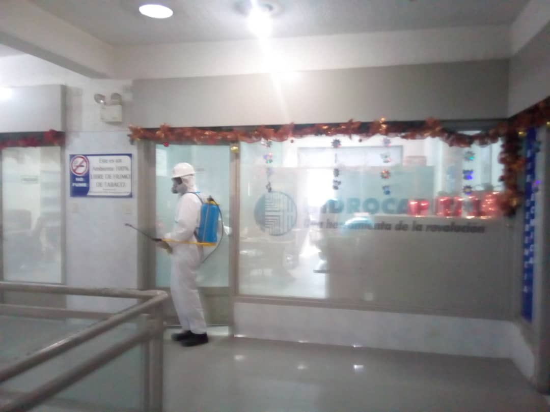 23DIC | Mcpio. Cristóbal Rojas (Miranda) Trabajadores de Hidrocapital realizaron jornada de desinfección en las instalaciones administrativas del Acueducto Valles del Tuy para combatir y prevenir el Covid-19. #AlServicioDelPueblo✊🏽🇻🇪<a href="/NicolasMaduro/">Nicolás Maduro</a> <a href="/NestorLReverol/">Néstor Reverol</a>