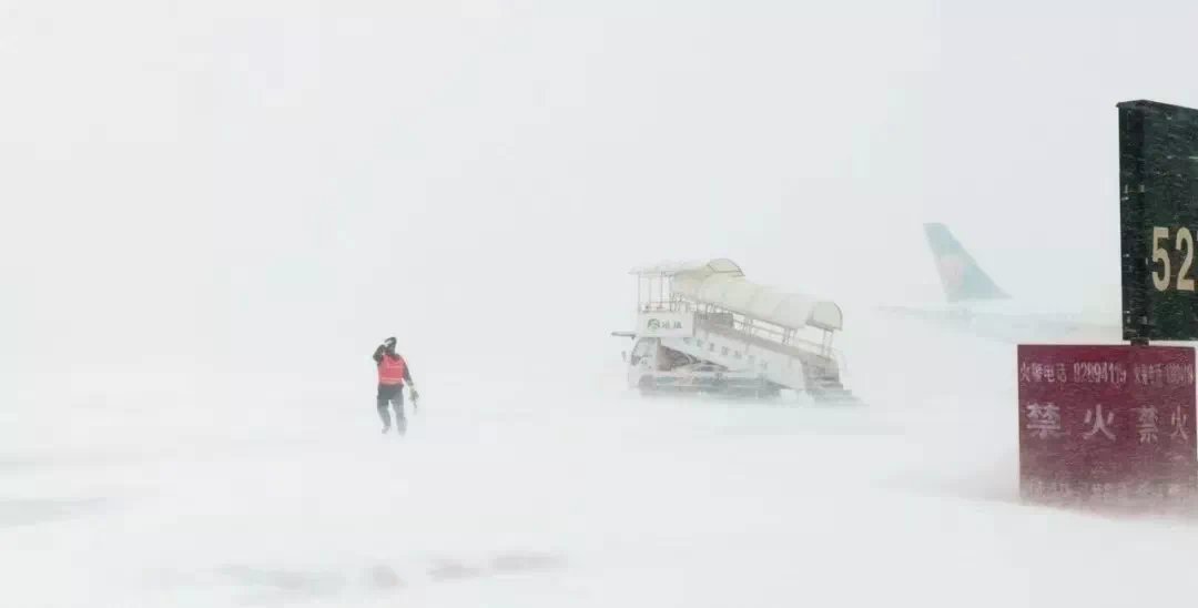 CSAIRGlobal's tweet photo. Working in the snowstorm, they are CSAIR staff.  #csairService https://t.co/yhCzM34WrL