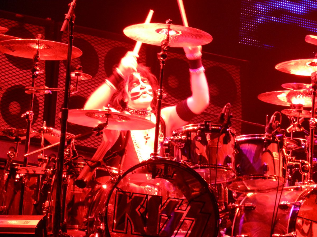 IScottDavenport's tweet photo. @tommy_thayer #KISS2020Goodbye #TommyThayer says
“Welcome to the (Rehearsal) Show!”
#NewYearsEve #NewYearsEve2020 So looking forward to a Feast for our Senses.#WhenLightningStrikes +#OuttaThisWorld would be perfect for NewYear’s Show &⚡️#100000LightYears⚡️better than meh🥱#ShockMe🙄#Festivus🥳 https://t.co/oDuv5bIr5f