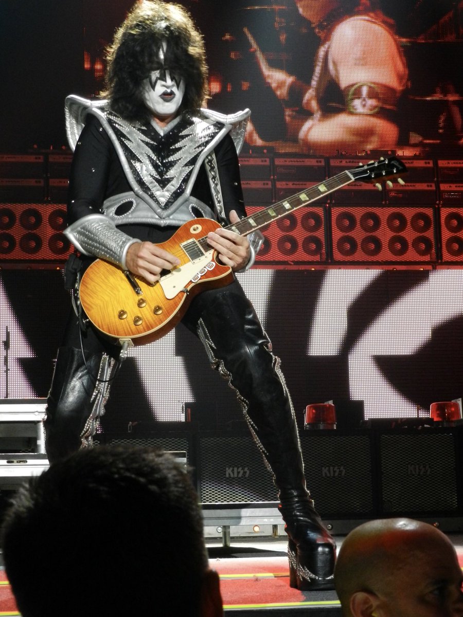 IScottDavenport's tweet photo. @tommy_thayer #KISS2020Goodbye #TommyThayer says
“Welcome to the (Rehearsal) Show!”
#NewYearsEve #NewYearsEve2020 So looking forward to a Feast for our Senses.#WhenLightningStrikes +#OuttaThisWorld would be perfect for NewYear’s Show &⚡️#100000LightYears⚡️better than meh🥱#ShockMe🙄#Festivus🥳 https://t.co/oDuv5bIr5f