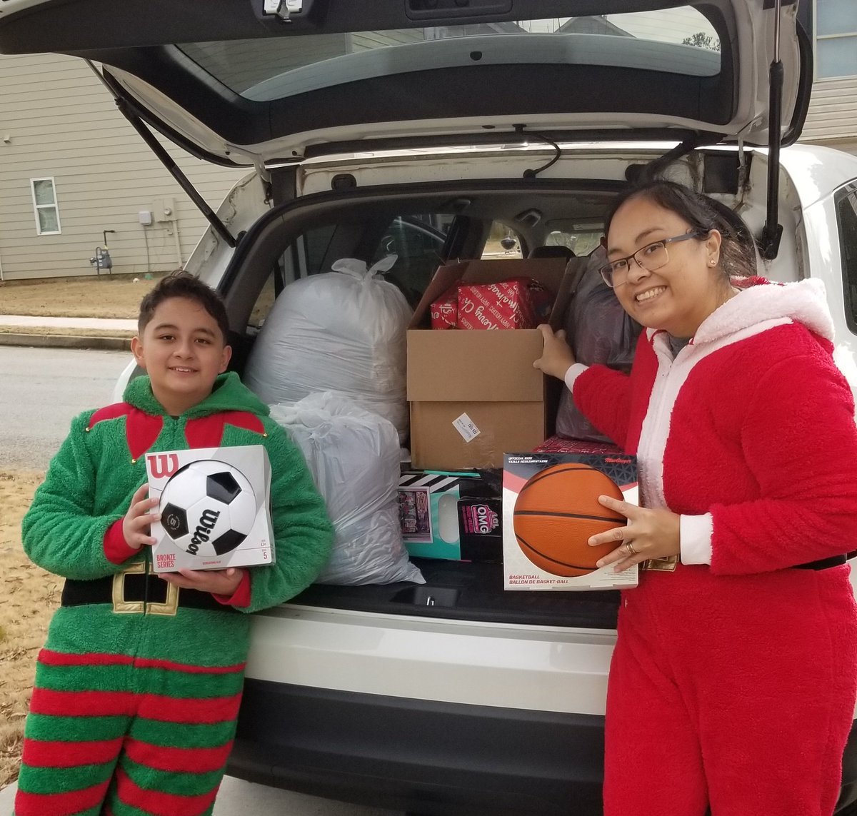mar7879's tweet photo. Son and I Spreading some Holiday Cheer and delivering gifts to the local Women's shelter...after doing our Civil duties ;)... #DoGood2020 #InDaSpirit #WrappingAllDone #TUCoitCrew #TUProud #LifeAtATT #LeagueAtAtt https://t.co/qZoSrREIPm
