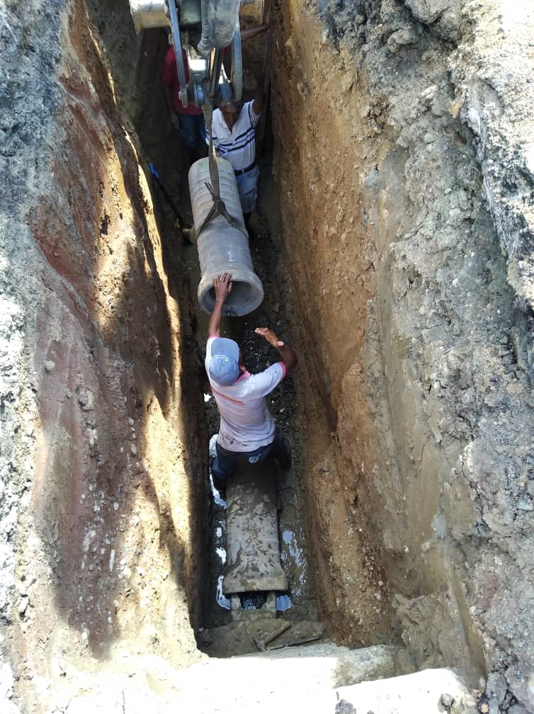 23DIC | Mcpio. Tomas Lander (Miranda) Cuadrilla de mantenimiento de Hidrocapital reparó tubería de 12 pulgadas en el sector Las Acequias. Tambien se colocó 12 metros de tubería.  #AlServicioDelPueblo✊🏽🇻🇪 <a href="/NicolasMaduro/">Nicolás Maduro</a> <a href="/NestorLReverol/">Néstor Reverol</a>