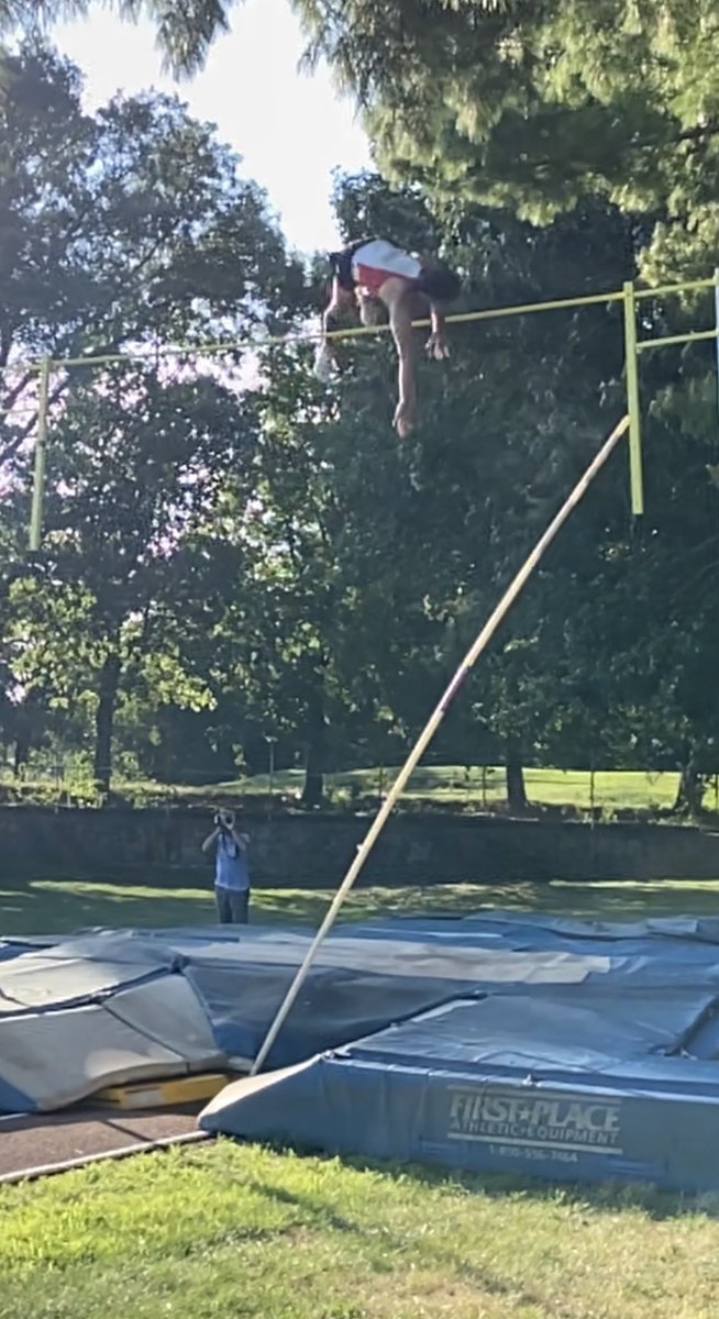 iamkellingit's tweet photo. @EricRueb Coventry Pole Vaulter Ben Charlebois breaking a 10 year old outdoor state record with a vault of 15’ 7.25” https://t.co/eZeZcpRwZ2