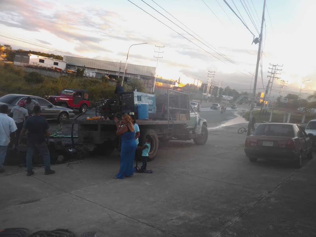 23DIC | Mcpio. Cristóbal Rojas (Miranda) Cuadrilla de mantenimiento de Hidrocapital reparó tubería en La carretera nacional  Cúa Charallave. Se procedió a realizar achique y se soldo lamina de acero. #AlServicioDelPueblo✊🏽🇻🇪<a href="/NicolasMaduro/">Nicolás Maduro</a> <a href="/NestorLReverol/">Néstor Reverol</a>