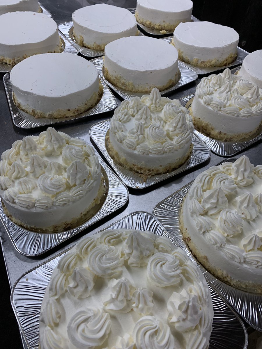 好味屋 おはようございます 予報より寒いイヴですね 本日 定休日ですが 元気に営業しております ケーキはご予約なしでも 飛び込みでお買い求めいただけます ぜひご来店ください 好味屋 ケーキ パン クリスマス クリスマスケーキ