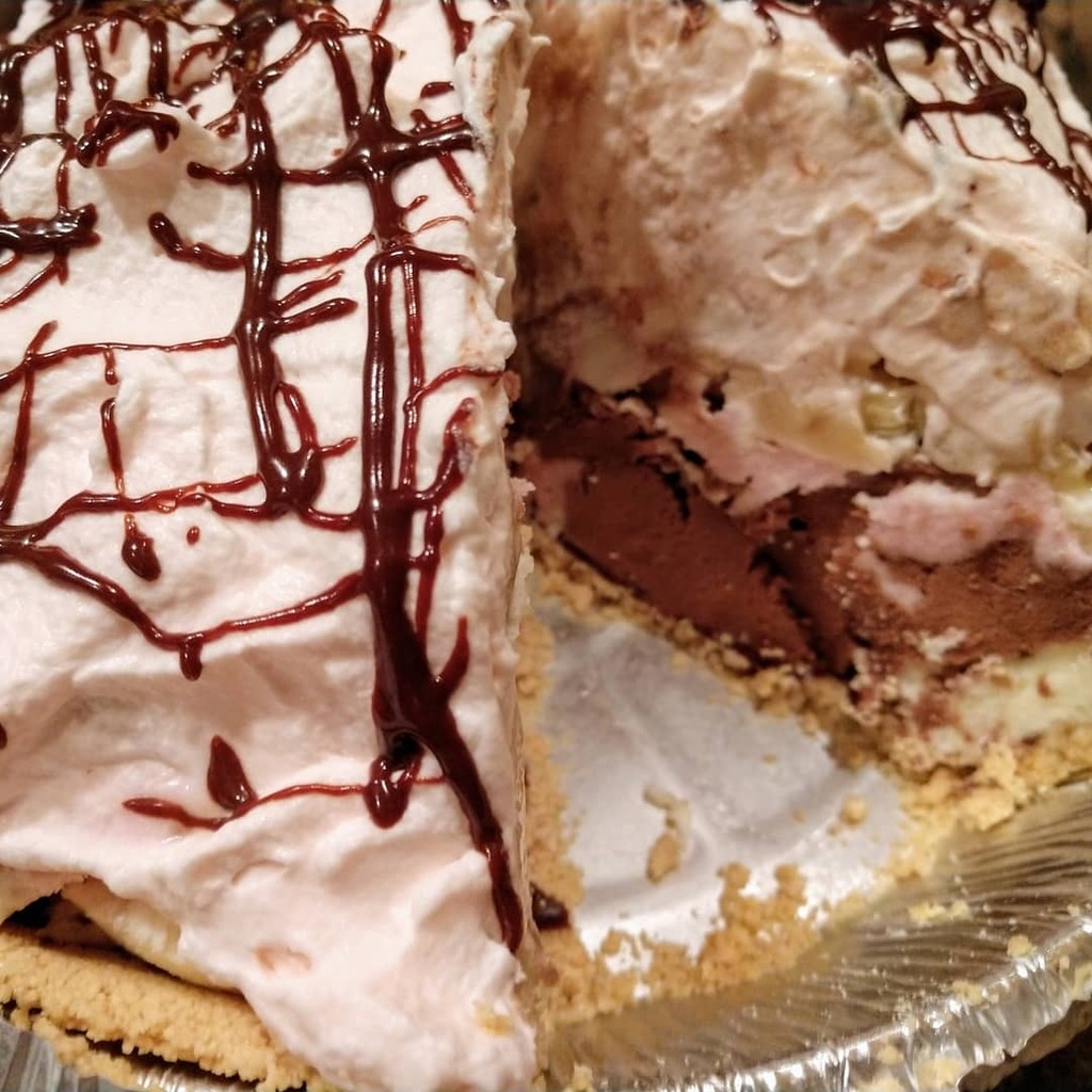 WeekendCook's tweet photo. Banana Split Pie - who says ice cream is only for summer?

Recipe link below from @foodnetwork #dessert #icecreammakesmehappy #icecream #homemade #delicious #becausewhynot #yum #foodie #foodpics 
https://t.co/khWW91DkD0 https://t.co/zHwKQmbhfZ https://t.co/tSs06cMLre