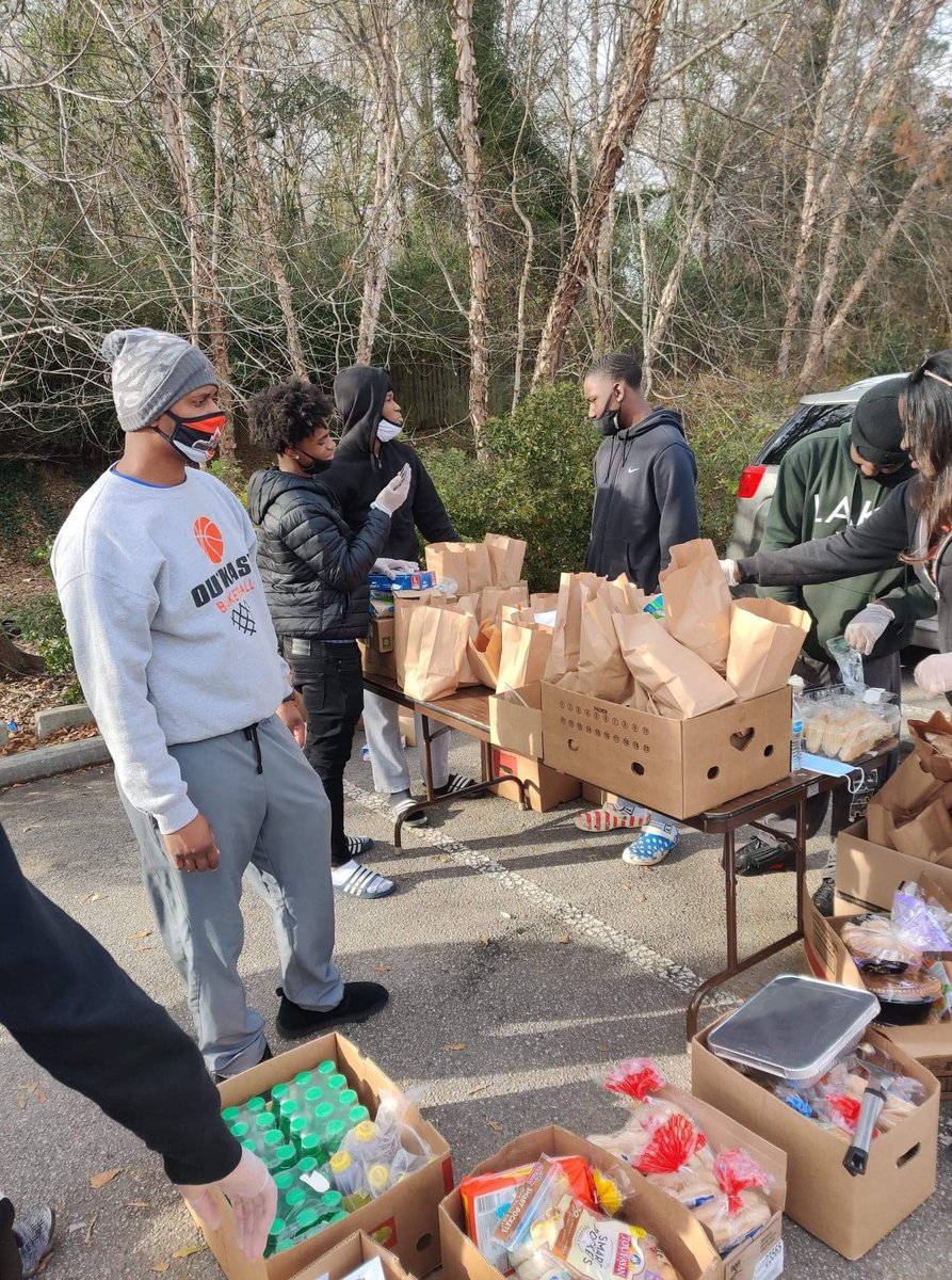 AthensOutkast's tweet photo. It’s bigger than basketball. Helping the people out in your community. #OK4L #communityservice https://t.co/Z9vt3V7eEG
