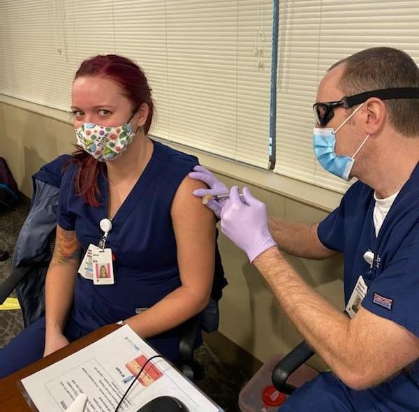 SFRMCShakopee's tweet photo. St. Francis Emergency Department nurse, Alina Vogel, RN, was one of our many team members to receive their vaccination today, at day two of our employee vaccination clinic!
#STFstrong #stopthepandemic #getvaccinated #FightCOVIDMN #staysafemn #COVID19 #coronavirus https://t.co/nqfCPr6azc