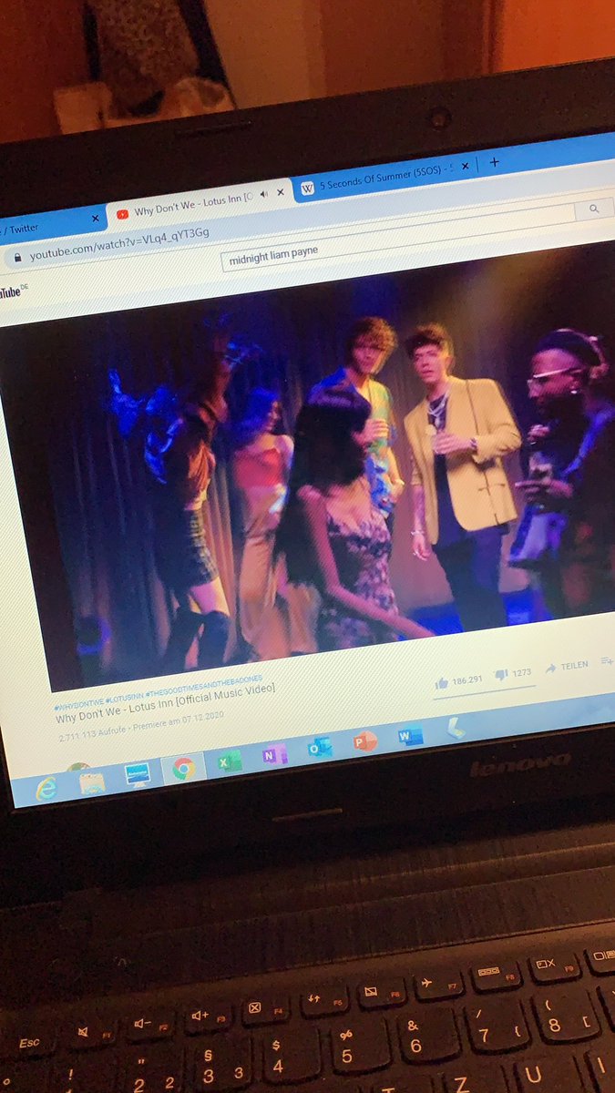 SasseleinChills's tweet photo. Streaming #SlowDownVideo and #LotusInnMV during a call with @newhopejuliacv ❤️ https://t.co/sfTuNiCT2V