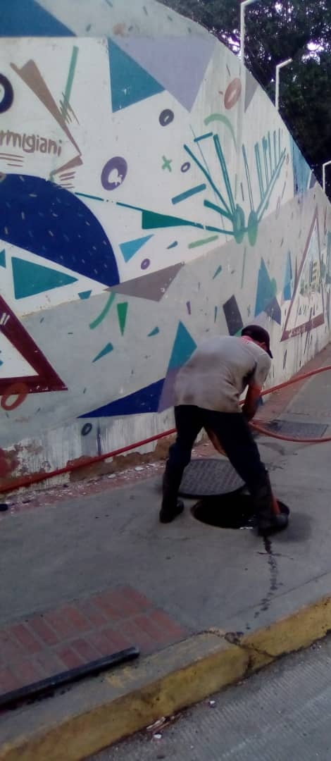 23DIC | Mcpio. Vargas (La Guaira)  Cuadrilla de aguas servidas de Hidrocapital, realizó mantenimiento y limpieza de colector principal y tanquilla con la utilización del camión Vactor, en el sector La Costanera de Caraballeda. #AlServicioDelPueblo✊🏽🇻🇪  <a href="/NicolasMaduro/">Nicolás Maduro</a>